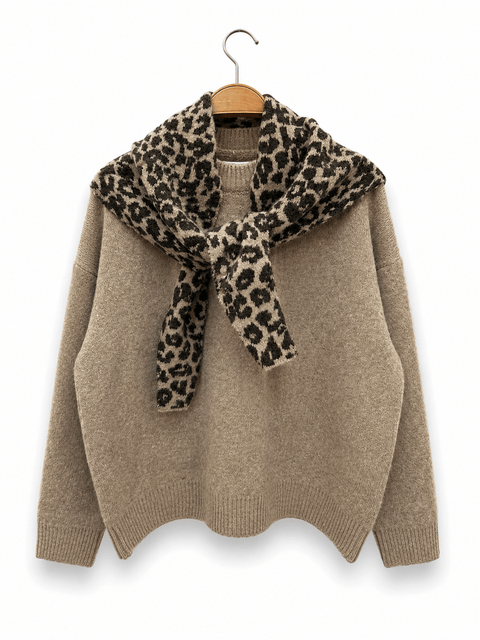 Pull Maille Douce avec Écharpe Léopard Intégrée AP191