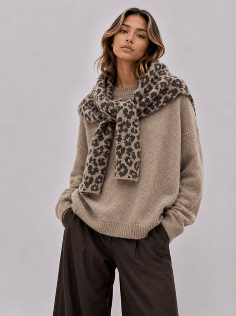 Pull Maille Douce avec Écharpe Léopard Intégrée AP191