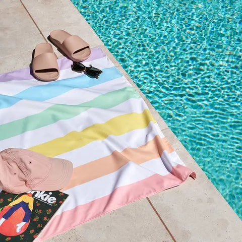 DOCK & BAY - Serviette de Plage - XL (200x90cm) - Séchage Rapide - Vagues Arc-en-ciel - sportium store