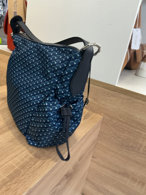 Détail cuir sac bandoulière Bruno Rossi bleu marine