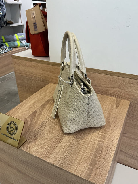 Détail anses sac à main cuir Bruno Rossi femme