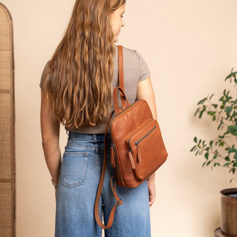 Sac à dos cuir The Chesterfield Brand Floran — détail cuir pleine fleur