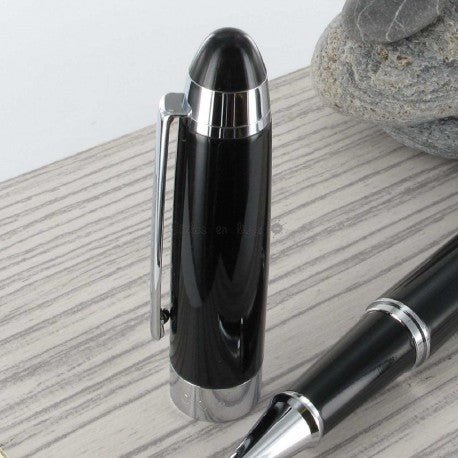 Stylo roller Hugo Boss Icon Noir — detail clip et logo embossé